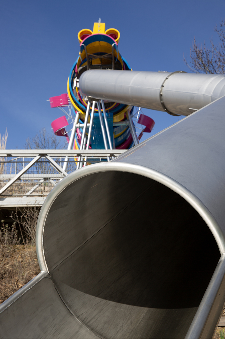 Photo du célèbre toboggan du dragon au Jardin du Dragon, aire de jeux du Parc de la Villette à Paris.