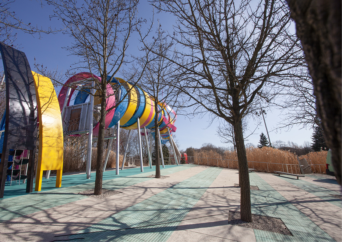 Photo de l’arrière du toboggan du dragon au Jardin du Dragon, aire de jeux emblématique du Parc de la Villette à Paris.